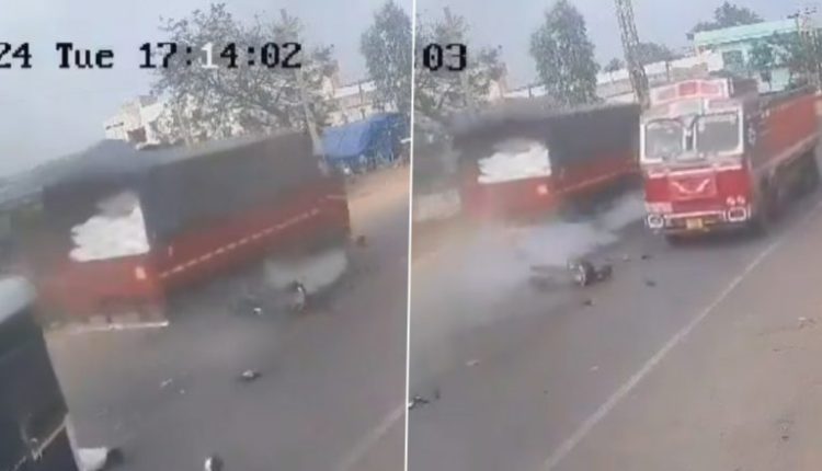 Accident Caught on Camera in Telangana: Man Dead After His Bike Collides With Speeding Truck While Overtaking a Bus in Vikarabad, Disturbing Video Surfaces