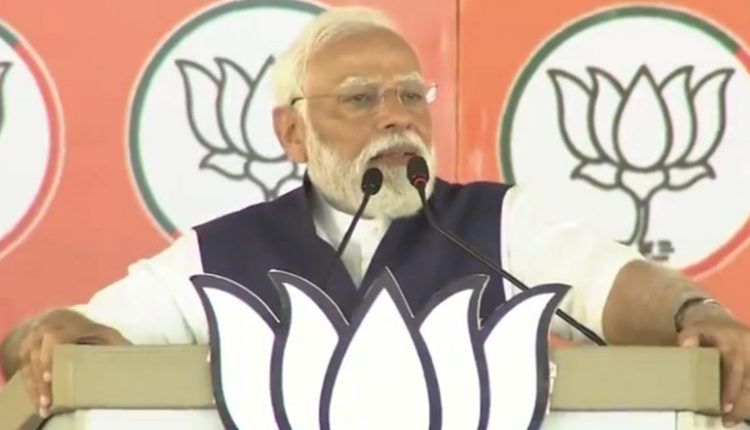 PM Modi Kerala Visit: Prime Minister Narendra Modi Holds Roadshow in Palakkad Ahead of Lok Sabha Elections 2024, Receives Warm Welcome (Watch Video)