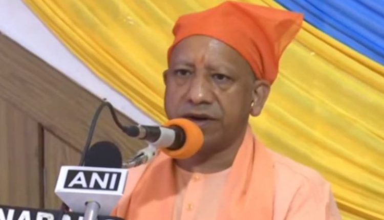 Baisakhi 2024: UP CM Yogi Adityanath Greets Sikh Community on Baisakhi Festival, Visits Gurudwara in Lucknow (Watch Video)