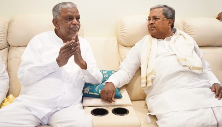 Lok Sabha Elections 2024: Karnataka CM Siddaramaiah Meets Veteran BJP Leader V Srinivas Prasad at His Residence in Mysuru, Seeks Support for Congress (See Pics)