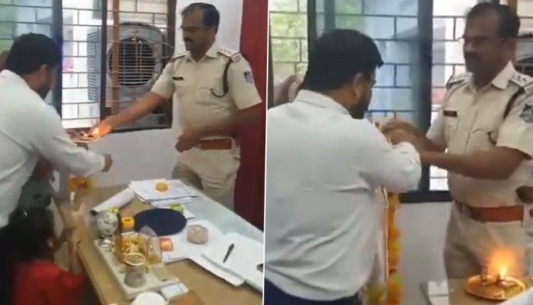 Madhya Pradesh: Frustrated Over Police Inaction in Theft Case, Woman Throngs Kotwali Police Station With Family in Rewa, Performs 'Aarti' of Police Officer; Viral Video Surfaces