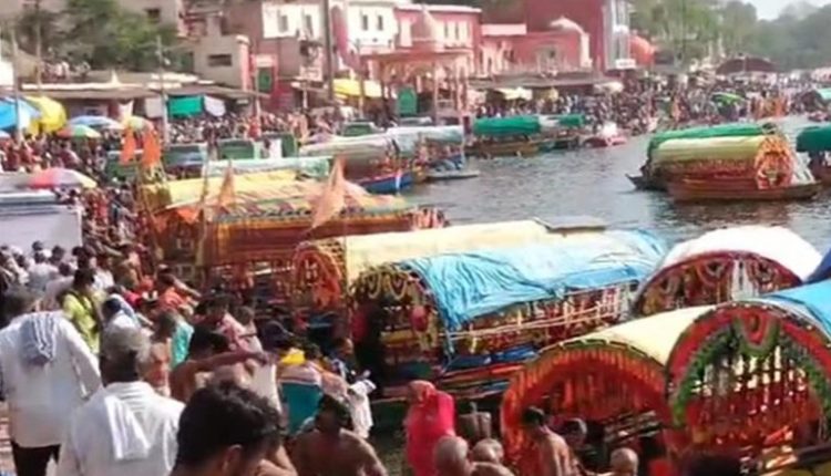 Somvati Amavasya 2024: Devotees Throng River Mandakini To Offer Prayers on Auspicious Occasion in Madhya Pradesh’s Chitrakoot (Watch Videos)