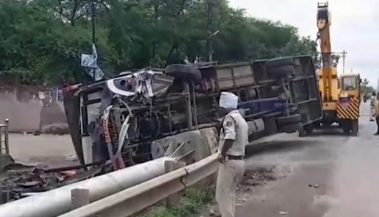 Bilaspur Road Accident: One Child Killed, Over 30 Others Injured After Bus Carrying Over 50 Passengers Overturns in Chhattisgarh (Watch Videos)