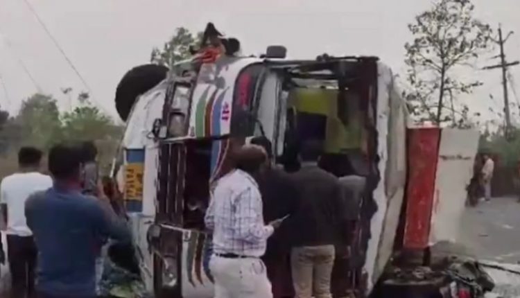 Sehore Road Accident: Three Killed, Several Others Injured After Speeding Bus Overturns in Madhya Pradesh (Watch Video)