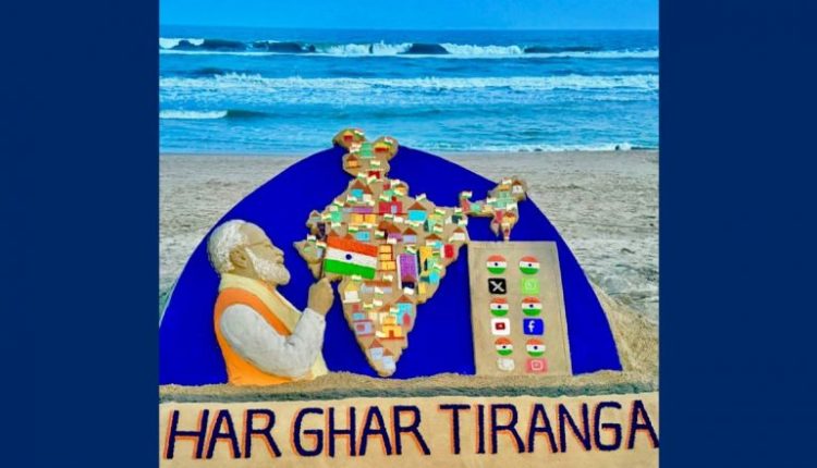 Har Ghar Tiranga Campaign: Popular Artist Sudarsan Pattnaik Creates Beautiful Sand Art at Puri Beach of PM Narendra Modi With Tiranga Campaign Message (Watch Video)