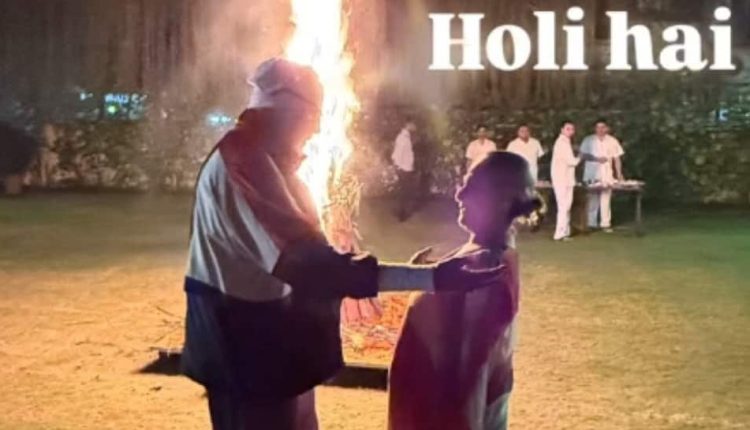Amitabh And Jaya Bachchan's Adorable Pic From Holika Dahan Goes Viral | People News