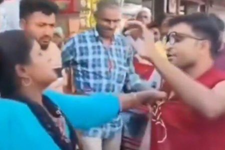 ‘Meri Kamai Khaate Ho, Mere Par Hi Hukum Chalaoge?’: Woman Slaps Husband, Humiliates Him in Public for Not Earning; Video Goes Viral
