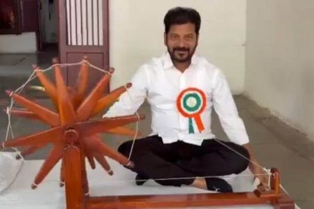 Ahmedabad: Telangana CM Revanth Reddy Spins Yarn on Charkha in Ahmedabad Ahead of AICC Meet, Video Goes Viral