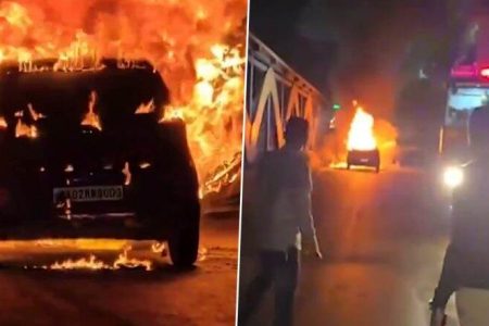 Maharashtra: Car Catches Fire on Mumbai-Pune Highway in Pimpri-Chinchwad, Video of ‘Burning Car’ Surfaces