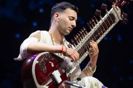 Rishab Sharma’s Soulful Sitar Rendition Of ‘Kal Ho Naa Ho’ Leaves Delhi Spellbound — Watch Viral Musical Moment | People News