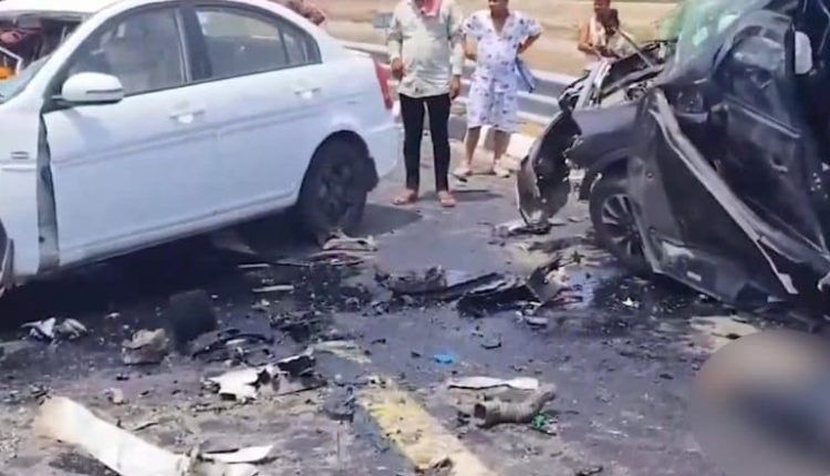Bhavnagar Road Accident: 3 Killed on Spot Following Deadly Collision Between 2 Cars on Bhavnagar-Dholera National Highway in Gujarat, Disturbing Video Surfaces