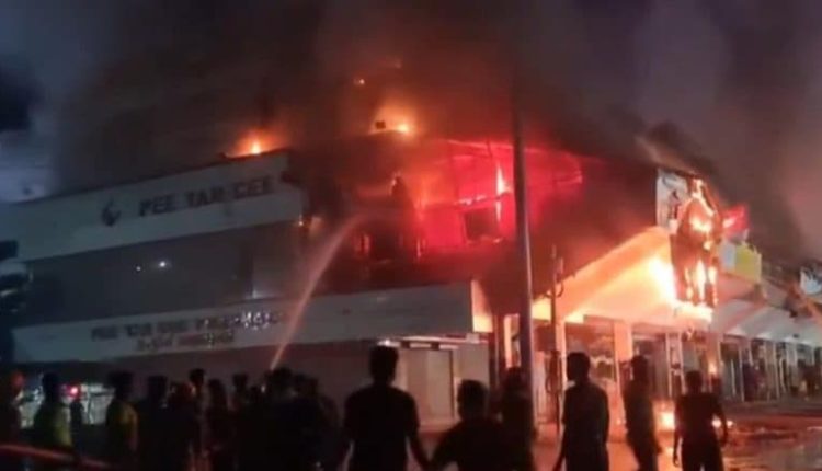 Kozhikode Fire Update: Blaze That Erupted at Textile Market Near Mofussil Bus Stand Doused, No Casualties Reported (Watch Videos)