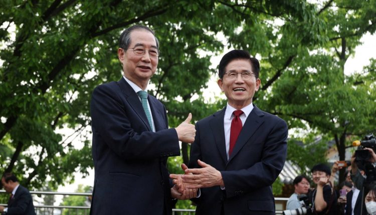 South Korea's conservatives move to switch presidential candidates