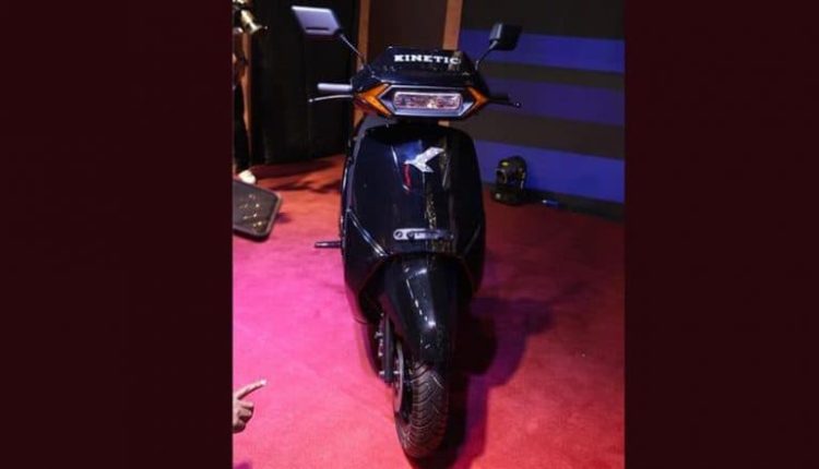 Kinetic DX Electric Scooter Launched in India With Iconic 1980s Design; Check Price, Range and Other Specifications and Features