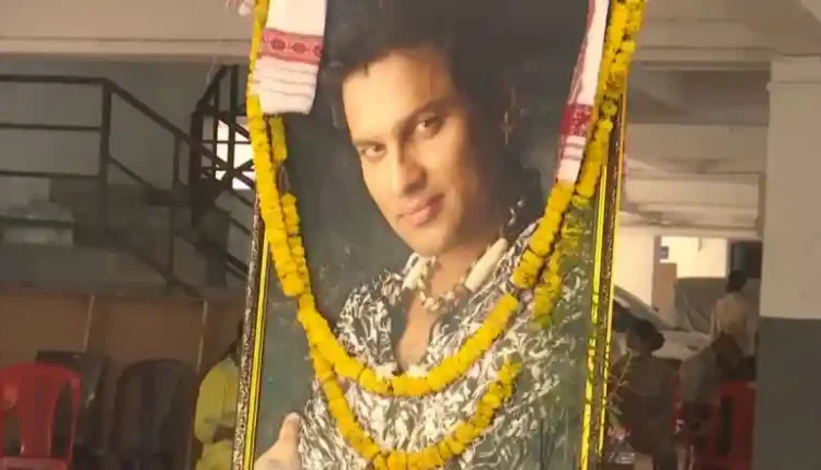 Zubeen Garg Death: Fans Gather at Assamese Singer’s Residence in Guwahati To Mourn His Demise (See Pics)