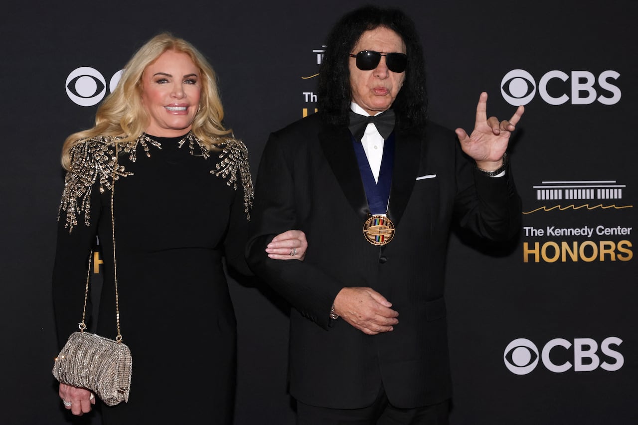 A couple poses on the red carpet