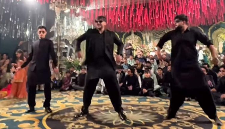 At Pakistani Wedding, Men Dance To Dhurandhar's Title Track, Video Goes Viral - Watch | People News