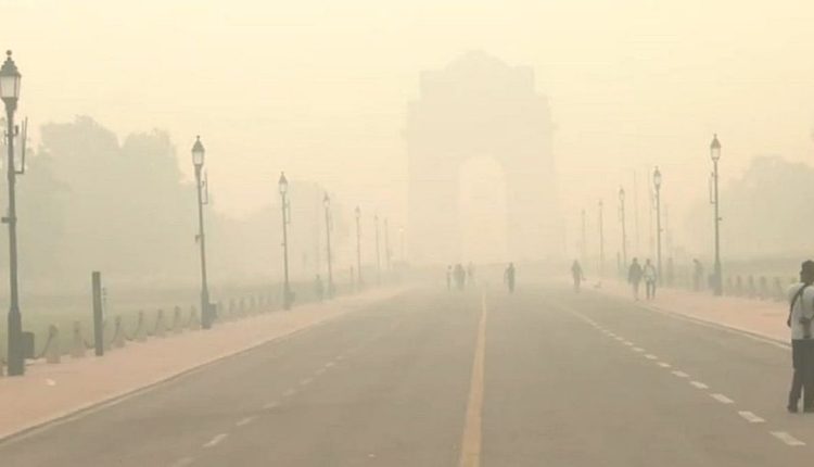 Delhi’s Air Quality Remains ‘Very Poor’ At AQI 318 As Thick Smog Reduces Visibility Across Key...
