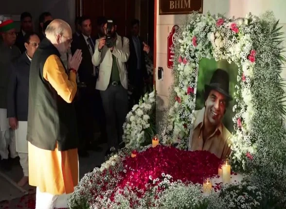 Dharmendra Prayer Meet: Union Home Minister Amit Shah Pays Floral Tribute to Legendary Bollywood Actor in Delhi (Watch Video)