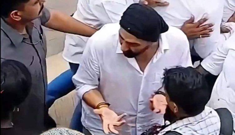 Sunny Deol Loses Cool At Paparazzi During Dharmendra's Asthi Visarjan In Haridwar, 'Kitne Paise Chahiye...' | People News