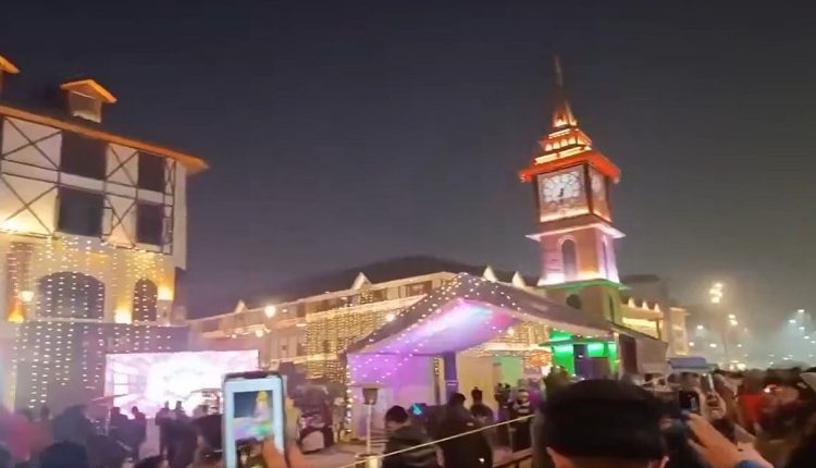 VIDEO: Kashmir Welcomes New Year With Heavy Tourist Rush & Snowy Cheer